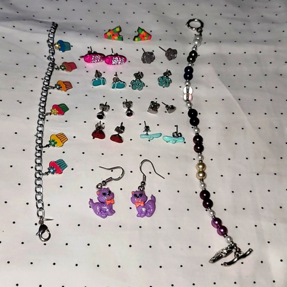 Lot of 32 children's jewellery (8 bracelets, 10 earring sets,7 Rings,5 Pendants)
